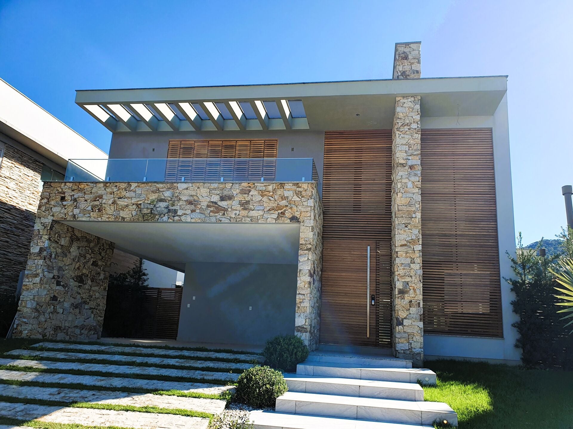 Fachada contemporânea da casa na Lagoa da Conceição